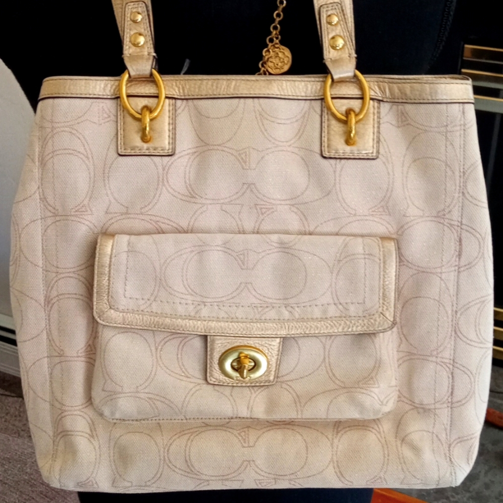 Coach bag medium size beautiful condition gold details. - Picture 2 of 9
